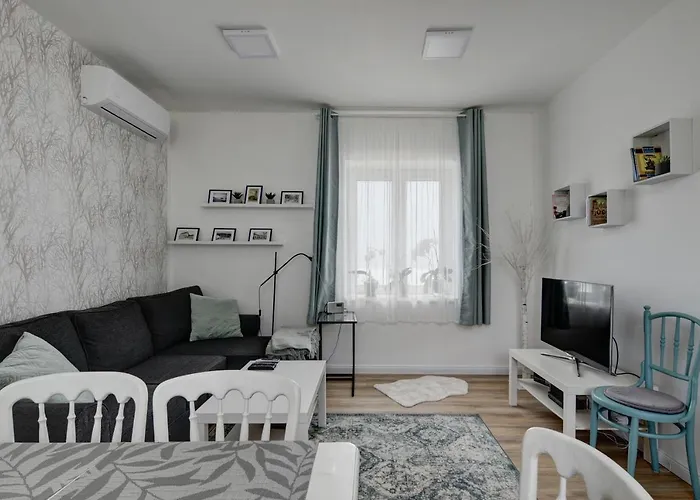 Viragos Vendeghaz A Dunakanyarban, Privat Kerttel נגימארוש