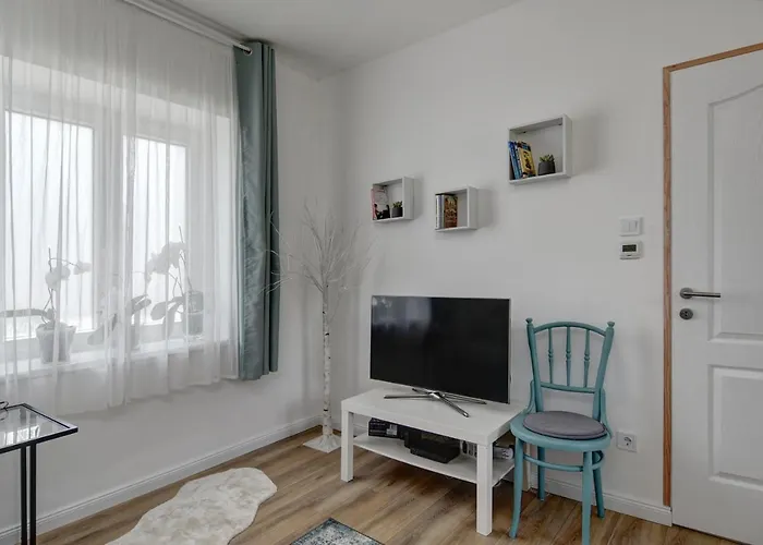 Viragos Vendeghaz A Dunakanyarban, Privat Kerttel